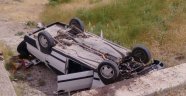 Otomobil menfeze devrildi: 4 yaralı