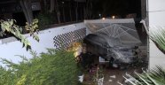 Otomobil önce ağaçları biçti, sonra evin bahçesine uçtu