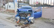Otomobil, önce duvara sonra direğe çarptı: 2 yaralı