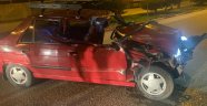 Otomobil park halindeki tıra çarptı: 4 yaralı
