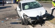 Otomobil refüje çarptı: 3 yaralı