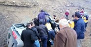 Otomobil şarampole devrildi: 2 yaralı