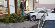 Otomobil şarküteri dükkanına girdi