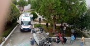 Otomobil sitenin bahçesine uçtu: 2 yaralı