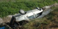 Otomobil sulama kanalına devrildi: 2 yaralı