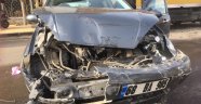 Otomobil ters şeritte park halindeki kamyonete çarptı: 1 yaralı