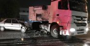 Otomobil tıra çarptı: 4 yaralı