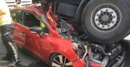 Otomobil tırın altına girdi: 3 yaralı