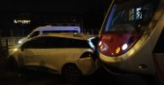 Otomobil tramvay yoluna girdi: 1 yaralı