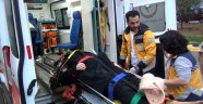 Otomobil yayalara çarptı: 2 yaralı