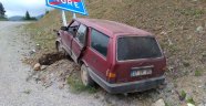 Otomobil yol kenarındaki tabelaya çarptı: 6 yaralı