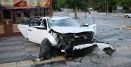 Otomobil yön levhalarını devirdi: 1'i ağır, 3 yaralı
