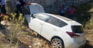 Otomobil zeytinlik araziye uçtu; 1 yaralı