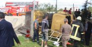 Otomobile çarpan kamyon lunaparkın bahçesine düştü