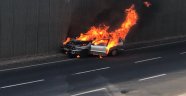 Otomobilin alev alev yandığı kazada can pazarı yaşandı