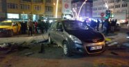 Otomobilin çarptığı köprüden düşen demir ayağına isabet etti