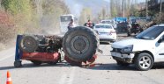 Otomobilin çarptığı traktör devrildi: 2 yaralı