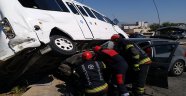 Otomobilin minibüsün altına girdiği kazada 2 kişi yaralandı