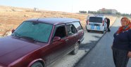 Otomobilinin önünü kesip taşladılar