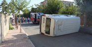 Otomobille çarpışan minibüs devrildi: 2 Yaralı