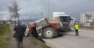 Otomobille çarpışan traktör ikiye ayrıldı