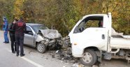 Otomobille kamyonet çarpıştı: 1 ölü 6 yaralı