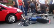 Otomobille motosiklet çarpıştı 2 kişi yaralandı
