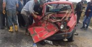 Otomobiller çarpıştı: 1 ölü, 2 yaralı