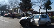 Otomobiller çarpıştı: 1 ölü, 2 yaralı