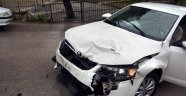 Otomobiller çarpıştı: 2 yaralı