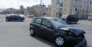 Otomobiller çarpıştı: 2 yaralı