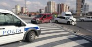 Otomobiller çarpıştı: 3 yaralı