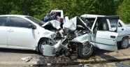 Otomobiller kafa kafaya çarpıştı: 1 ölü, 1 yaralı