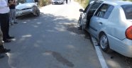 Otomobiller kafa kafaya çarpıştı: 10 yaralı