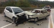 Otomobiller kafa kafaya çarpıştı 2 yaralı