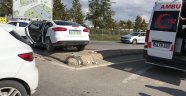 Otomobiller kavşakta çarpıştı: 2 yaralı
