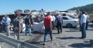 Otoyolda karşı şeride geçen tıra iki otomobil çarptı: 4 yaralı