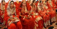 Pakistan'da 100 çiftin evlendiği toplu düğün töreninde renkli görüntüler oluştu