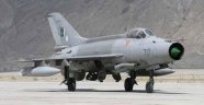 Pakistan'da askeri uçak düştü