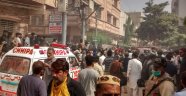 Pakistan'da yolcu uçağı yerleşim alanına düştü