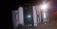 Pancar yüklü tır devrildi: 1 yaralı