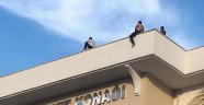 Paralarını alamayan işçiler çatıya çıktı!