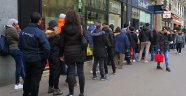 Paris'te havayolu şirketleri önünde uzun kuyruklar oluştu