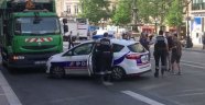Paris'te iki çöpçüden ilginç protesto girişimi