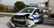 Park halinde olan polis aracına çarptı