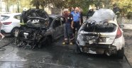 Park halindeki 2 otomobil alev alev yandı