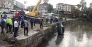 Park halindeki araç ırmağa uçtu