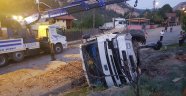 Park halindeki kamyon freni boşalınca devrildi