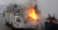 Park halindeki okul taşıtı alev alev yandı