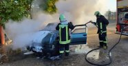 Park halindeki otomobil yanarak kullanılamaz hale geldi